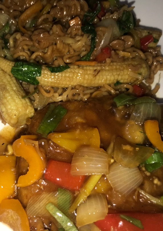 Una foto de Chuleta de cerdo con piña y tallarines fritos