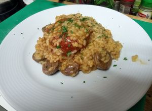 Una foto de Arroz con sobrasada y botifarrones
