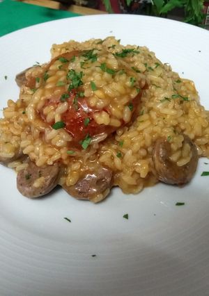 Una foto de Arroz con sobrasada y botifarrones