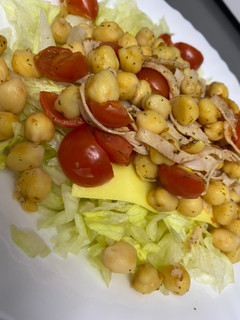 Una foto de Ensalada de garbanzos, pavo, cherry y queso