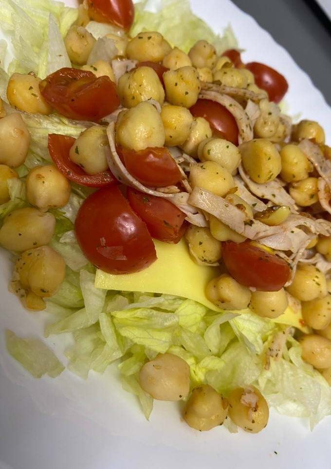 Una foto de Ensalada de garbanzos, pavo, cherry y queso