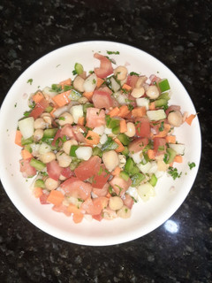 Una foto de Ensalada Garbanzo