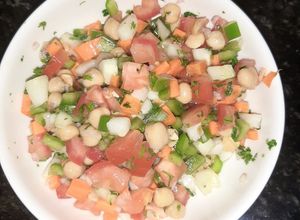 Una foto de Ensalada Garbanzo