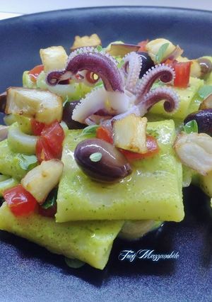 Foto di Paccheri con crema di zucchine, calamari e melanzane fritte