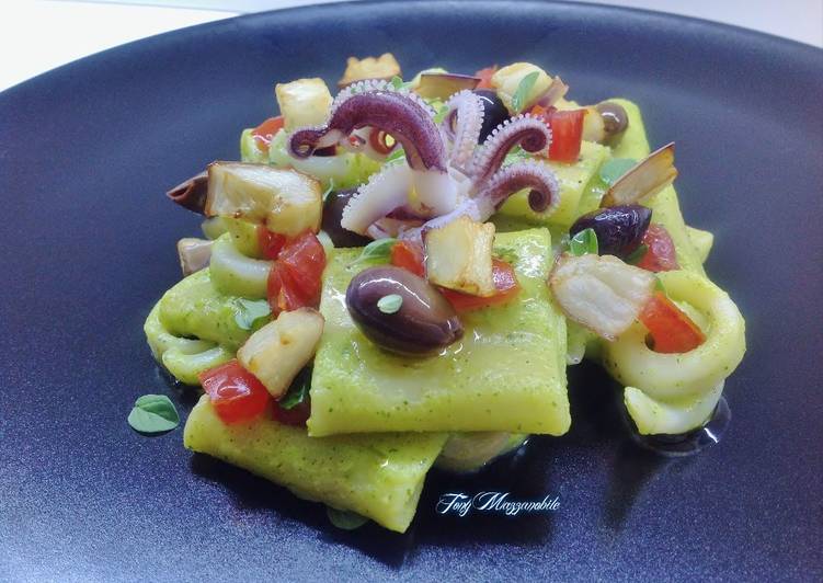 Paccheri con crema di zucchine, calamari e melanzane fritte