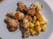 Una foto di patate,pollo e prezzemolo