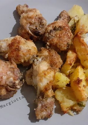 Foto di Alette di pollo e patate, sabbiate al forno