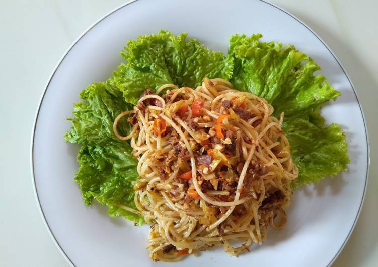 Langkah Mudah untuk Menyiapkan Spaghetti tuna pedas Anti Gagal