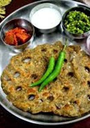 A picture of Thalipeeth.