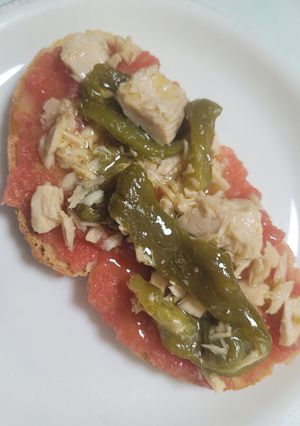 Una foto de Torrada amb tomàquet, pebrot verd escalivat i toñina en escabetx