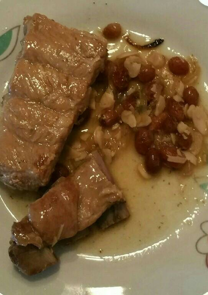 Una foto de Costillas con pasas y almendras