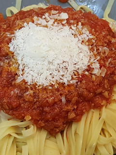 Una foto de Cintas de pasta con boloñesa y parmesano