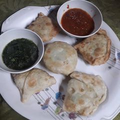 A picture of સમોસા.