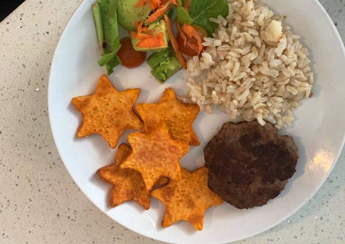 Hamburguesa y camotes divertidos