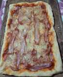 Pizza con muzzarella y panceta
