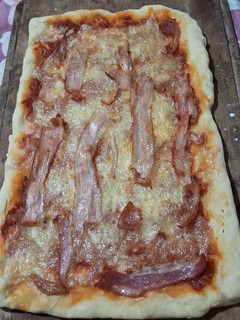Una foto de Pizza con muzzarella y panceta