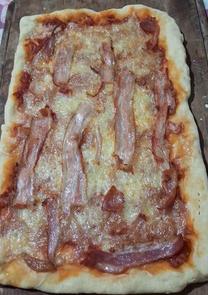 Una foto de Pizza con muzzarella y panceta