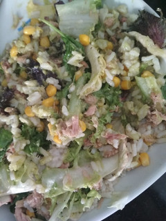 Una foto de Ensalada de arroz con guacamole