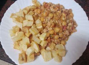 Una foto de Garbanzada de pavo y setas con papas fritas