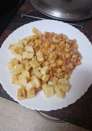 Una foto de Garbanzada de pavo y setas con papas fritas