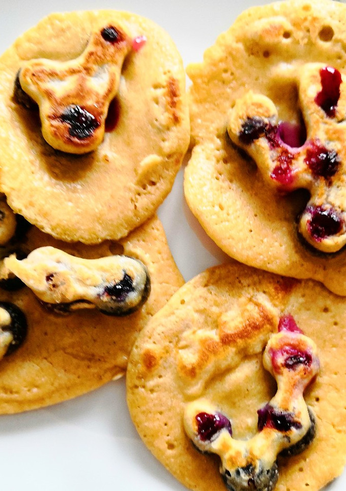 Una foto de Crepes caseros de avena y arándanos