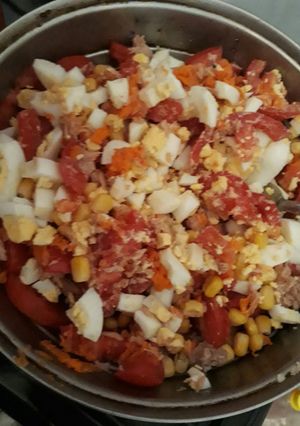 Una foto de Ensalada de tomate huevo atún y choclo