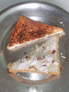 நட்ஸ் அண்ட் கோகனெட் பிரட் டோஸ்ட் (Nuts and coconut bread toast recipe in tamil) செய்முறை முக்கிய புகைப்படம்