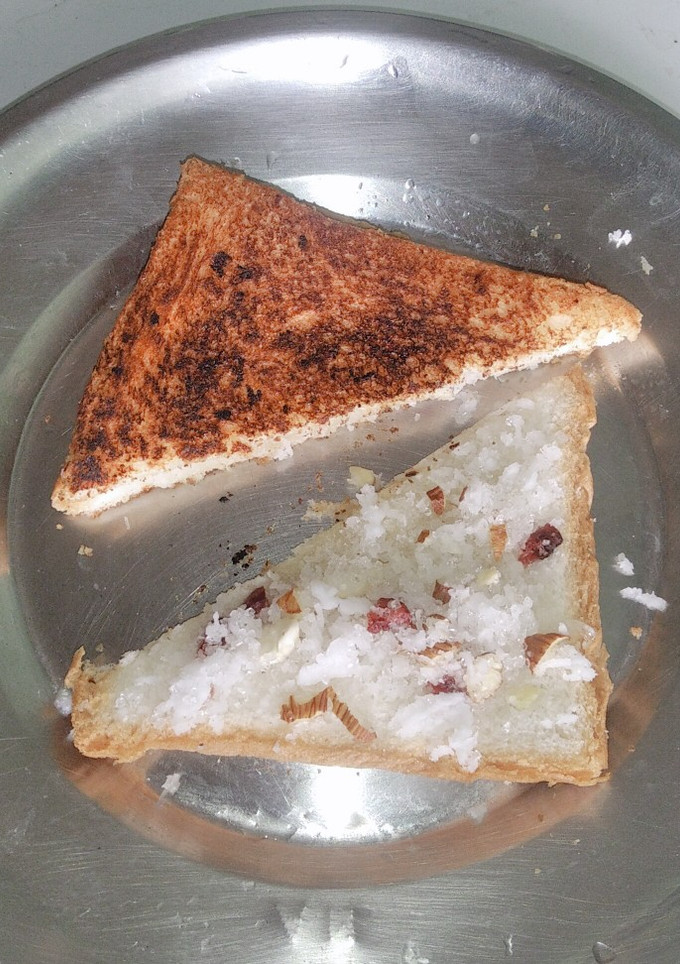 நட்ஸ் அண்ட் கோகனெட் பிரட் டோஸ்ட் (Nuts and coconut bread toast recipe in tamil) செய்முறை முக்கிய புகைப்படம்