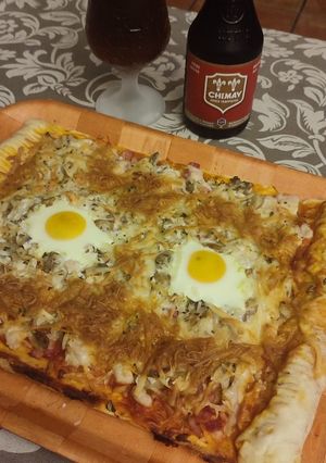 Una foto de Pizza y una buena cerveza!