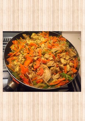 Una foto de Pollo salteado con verduras. Súper fácil