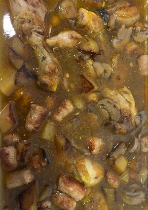 Una foto de Jamoncitos de Pollo Estofado con Salchichas, Champiñones y Patatas