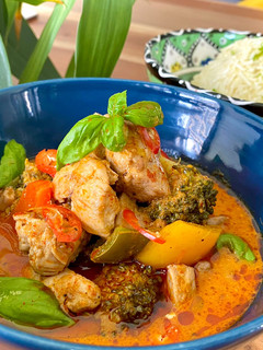 Una foto de Curry rojo Thai de pollo y brócoli