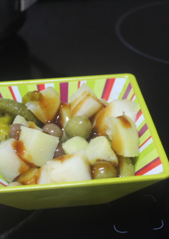 Una foto de Ensalada de melón con patata y encurtidos