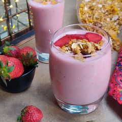 A picture of Strawberry granola smoothie.