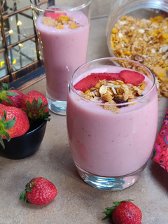 A picture of Strawberry granola smoothie.