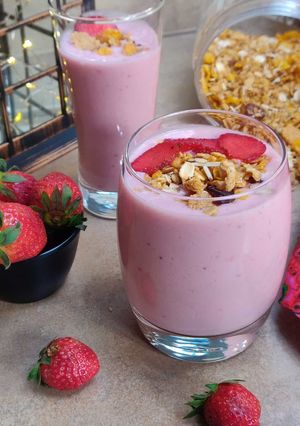 A picture of Strawberry granola smoothie.
