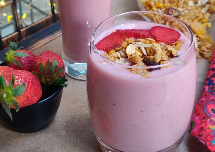 Recipe of Homemade Strawberry granola smoothie