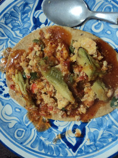 Una foto de Huarache de huevo mamá guera tipo ranchero de huevo a la mexicana