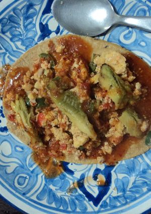 Una foto de Huarache de huevo mamá guera tipo ranchero de huevo a la mexicana