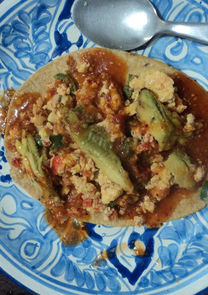 Una foto de Huarache de huevo mamá guera tipo ranchero de huevo a la mexicana