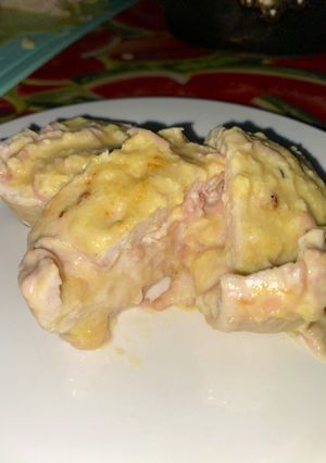 Una foto de Roll de pechuga con jamón y queso