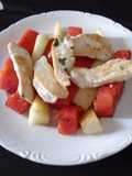 Filetes de pollo con frutas de verano a la plancha