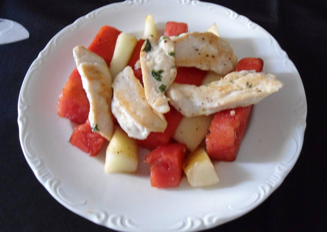 Filetes de pollo con frutas de verano a la plancha