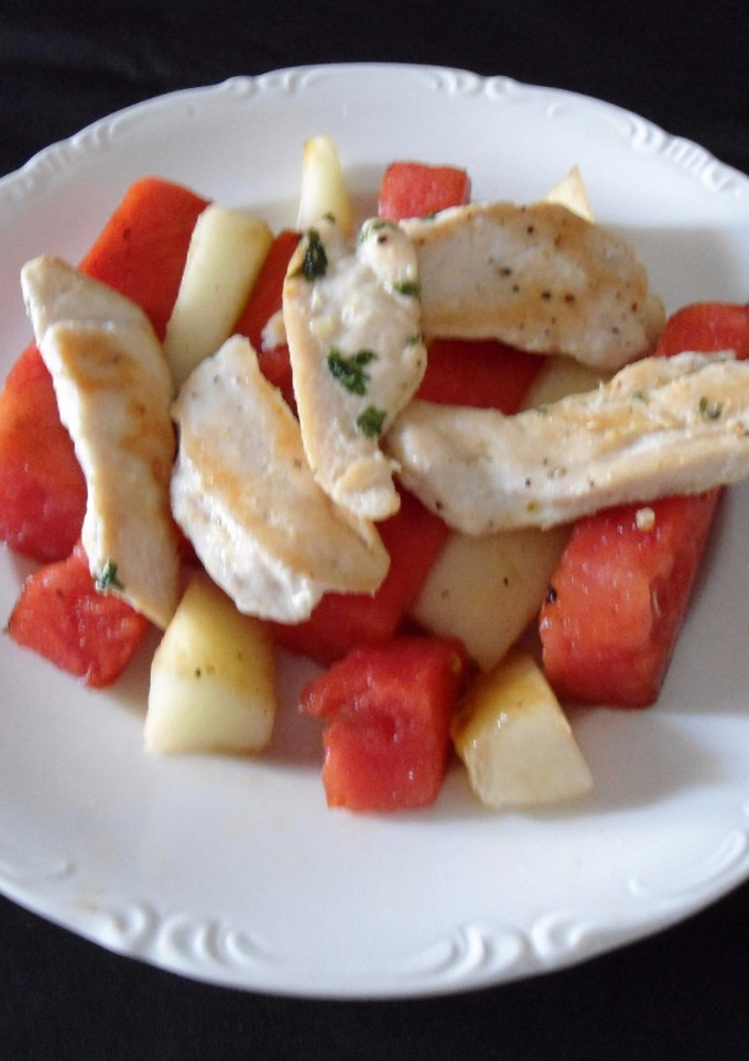 Una foto de Filetes de pollo con frutas de verano a la plancha