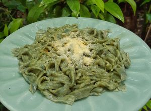 Una foto de Tallarines verdes de acelga, pasta casera y deliciosa
