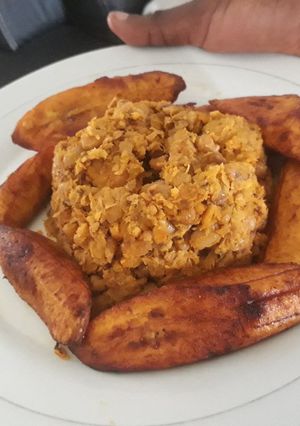 A picture of Porriage beans with fried plantain.
