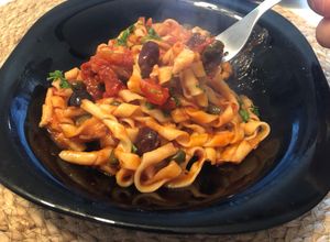 Una foto de Fusilli alla putanesca