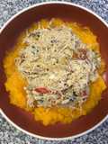 Wok de vegetales, merluza y fideos de arroz sobre puré de calabaza 🥙