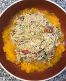 Wok de vegetales, merluza y fideos de arroz sobre puré de calabaza 🥙