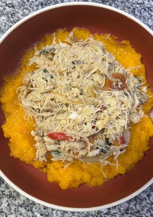 Una foto de Wok de vegetales, merluza y fideos de arroz sobre puré de calabaza 🥙